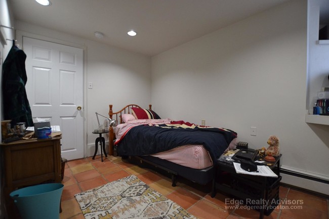 Building Photo - 86 Linden St