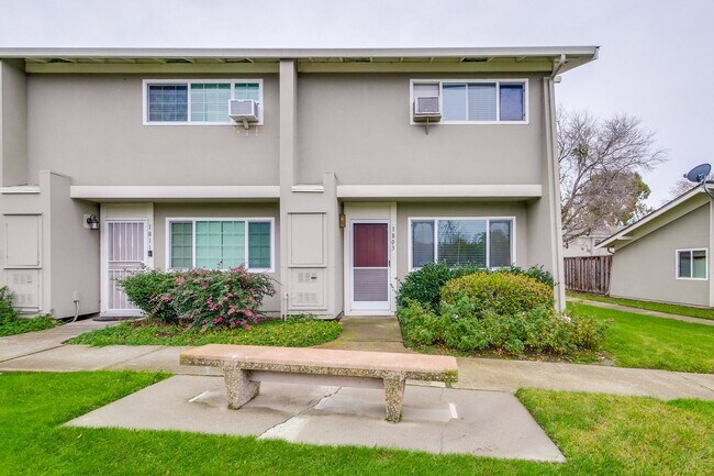Building Photo - $600 Off The First Month Rent!!! Excellent...