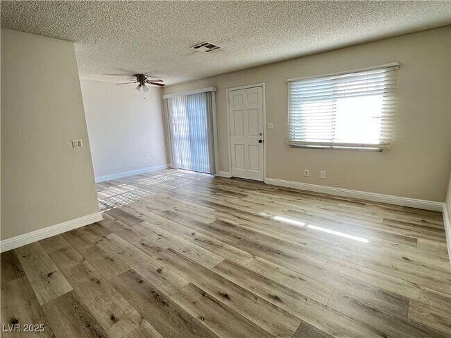 Foto del edificio - 1009 Willow Tree Dr