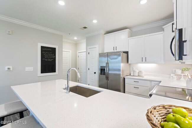 Building Photo - 395 S Crow Creek Dr