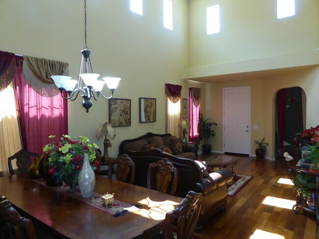 Foto del edificio - COMING SOON! 4 Bedroom Home in the Canyon Gate Community in Newhall!