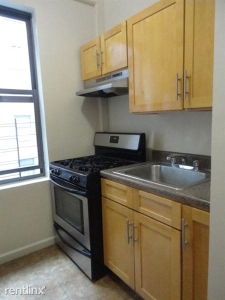 Building Photo - 711 E 231st St