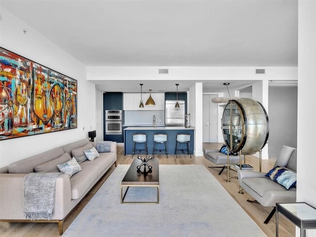 Building Photo - 1300 Brickell Bay Dr