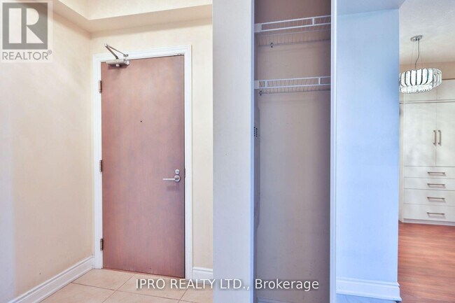 Building Photo - 806-9088 YONGE St