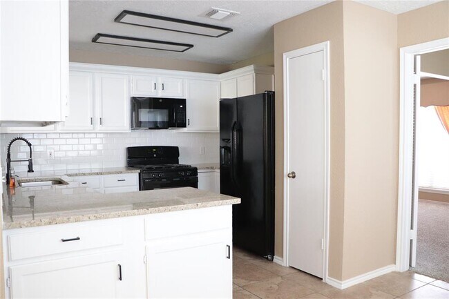 Building Photo - 10905 W Dogwood Dr