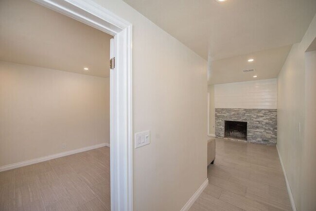 Foto del edificio - Completely Remodeld W/ Swimming Pool!