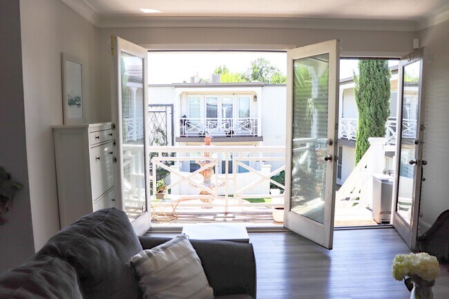 Balcony w/ double doors - 5917 E University Blvd