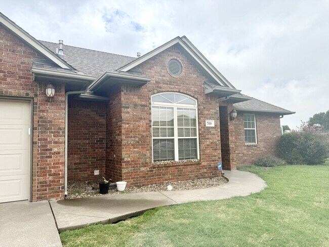 Foto del edificio - 708 Cougar Ln