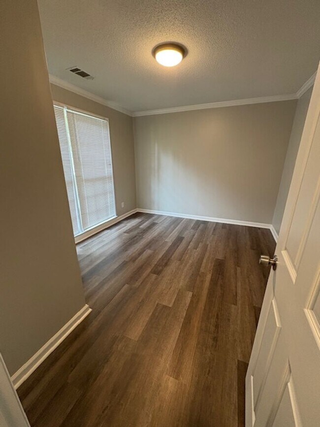 Building Photo - MOVE IN READY!