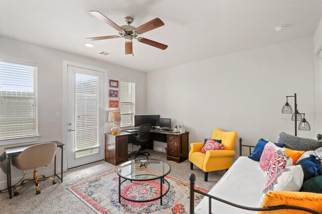 Foto del edificio - 1202 Cedarpost Tree Springs Pl