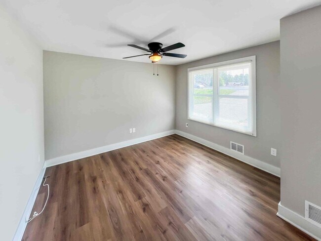 Foto del edificio - Completely Renovated 3 BR/3 BA Ranch with ...