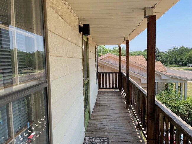 Foto del edificio - 1 bedroom above garage in Tech Terrace