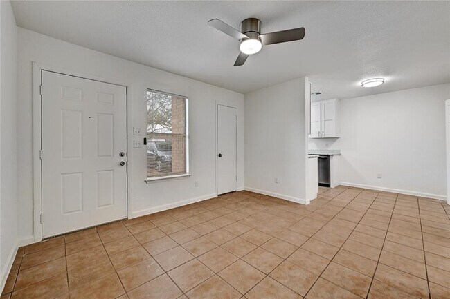 Building Photo - 910 Bret Ln