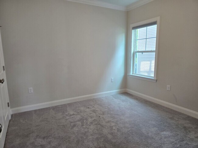 Foto del edificio - 4 spacious bedrooms and 3 full bathrooms along with guest suite. 1st floor primary and secondary ...