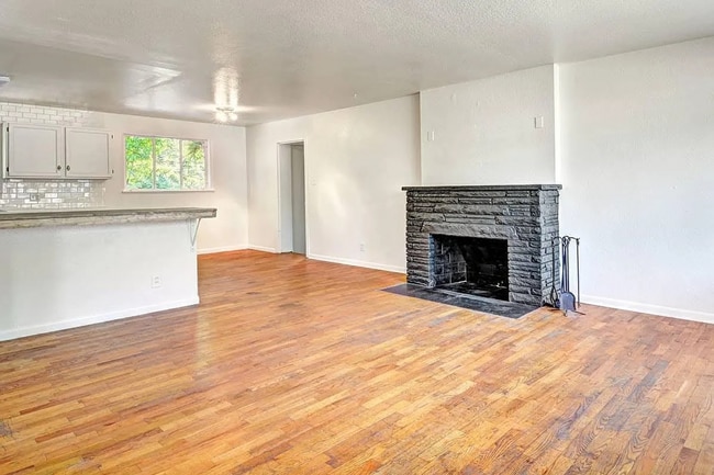 Building Photo - 1110 6th St