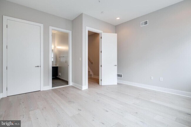 Building Photo - Northern Liberties Townhome with Parking