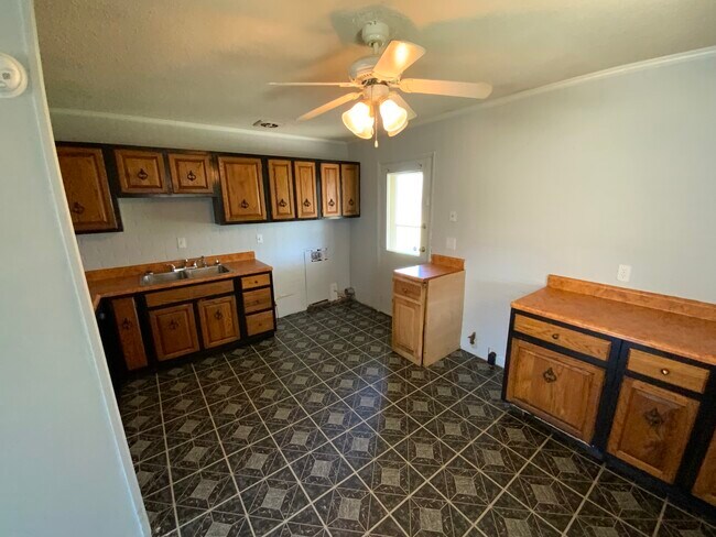 Foto del edificio - 1605 Crestview Dr