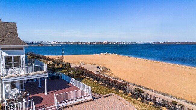Foto del edificio - 76 Raritan Reach Rd