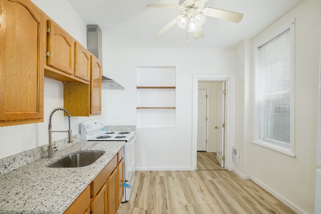 Building Photo - 635 W Russell St