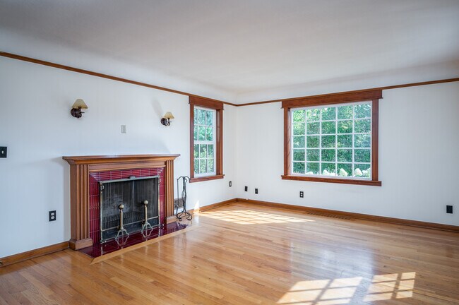 Living Room - Fireplace - 6113 NE Garfield Ave