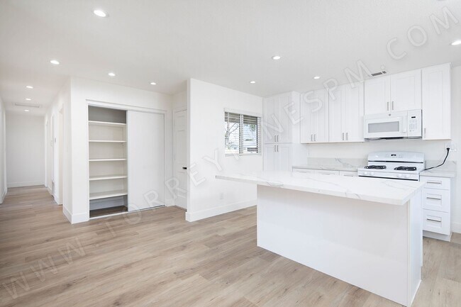 Foto del edificio - Spacious 4 Bedroom, 2 Bath Home with Priva...