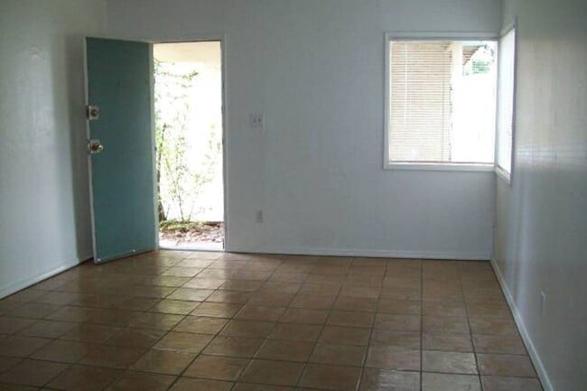 Building Photo - ? 1 Bed 1 Bath in Tempe – Available August...