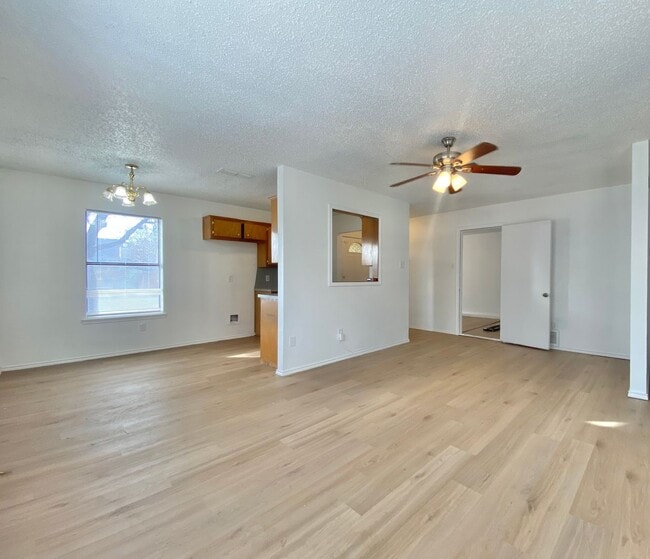 Building Photo - 3 bed 1 bath now available in southeast Lubbock