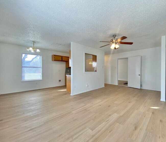 Foto del edificio - 3 bed 1 bath now available in southeast Lubbock
