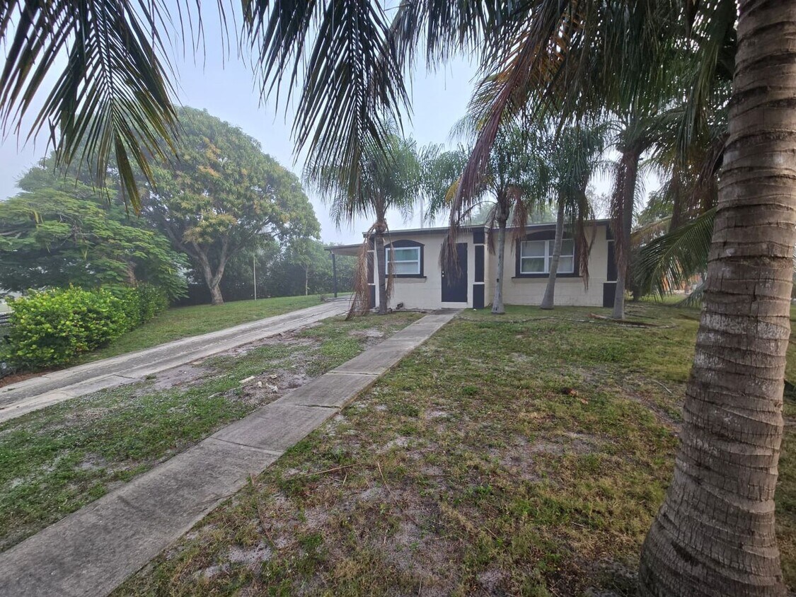 Charming corner lot home in Palm Beach County - 2 Bedroom 1 Bathroom - Charming corner lot home in Palm Beach County - 2 Bedroom 1 Bathroom