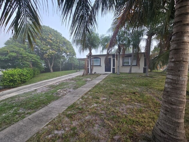 Charming corner lot home in Palm Beach County - 2 Bedroom 1 Bathroom - Charming corner lot home in Palm Beach County - 2 Bedroom 1 Bathroom
