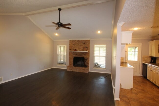 Building Photo - Tour Today! 3 Bedroom 2 Bath Home In Tyler ISD!