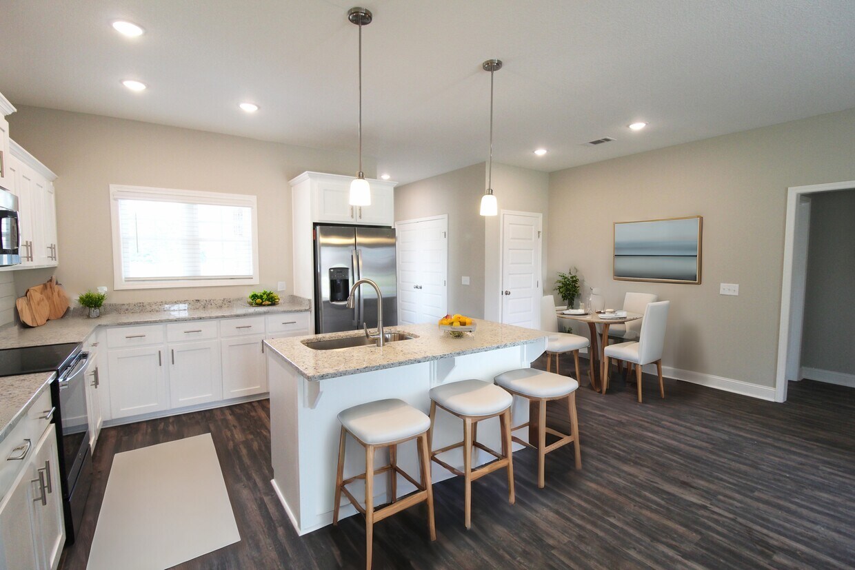 Primary Photo - 201 Silverthorn Dr