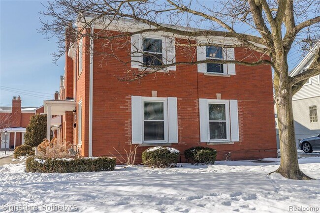 Building Photo - 711 St Clair Ave