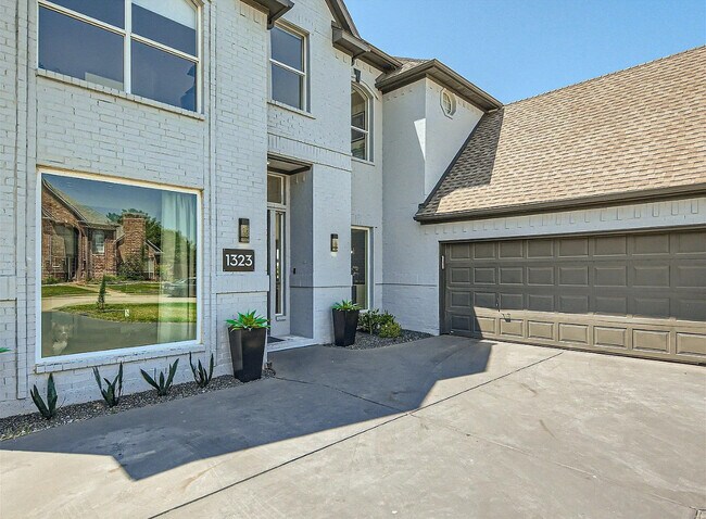 Foto del edificio - 1323 Bradford Dr