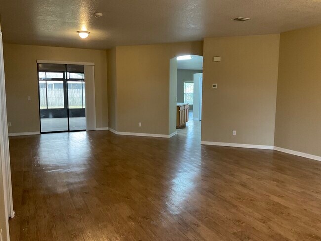 Building Photo - 412 Commodore Ave NW