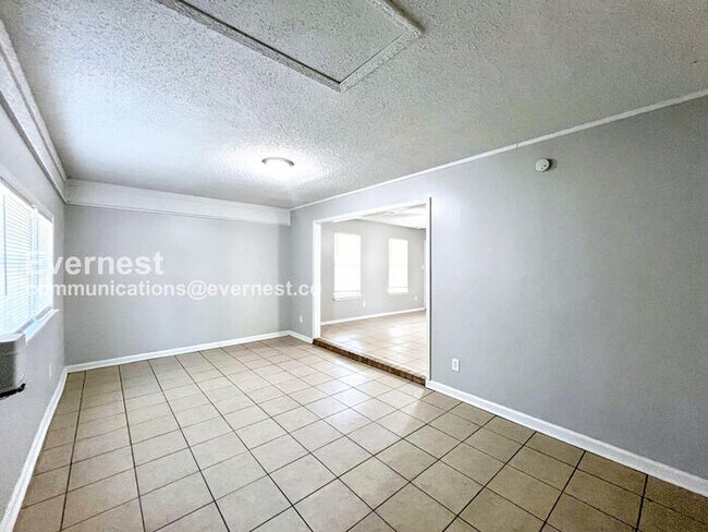 Foto del edificio - 6175 Forestgate Rd