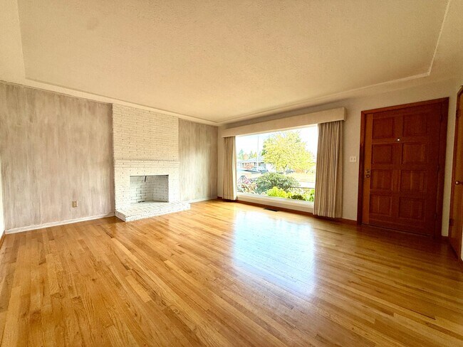 Foto del edificio - Cozy-Chic in Parkrose ~ Large Fenced Yard with Attached Garage & A/C~ Pets Welcome