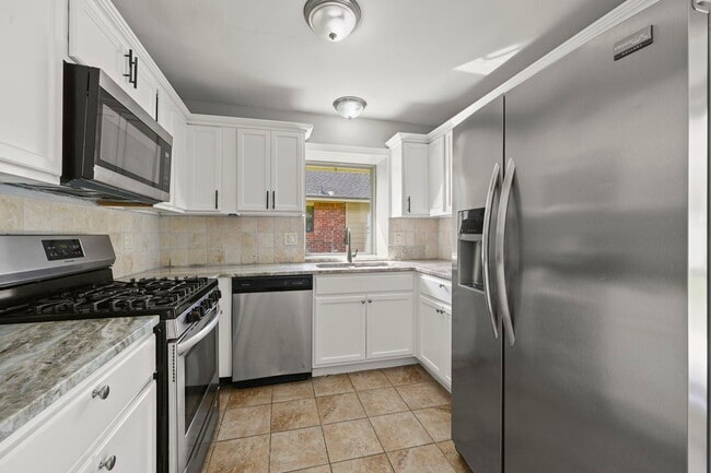 Building Photo - 9852 Hawthorne Dr