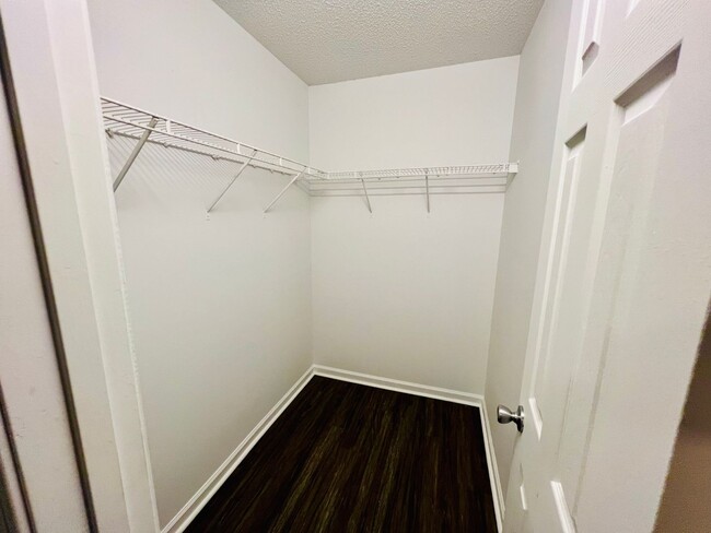 Building Photo - 6035 Veckman Ct