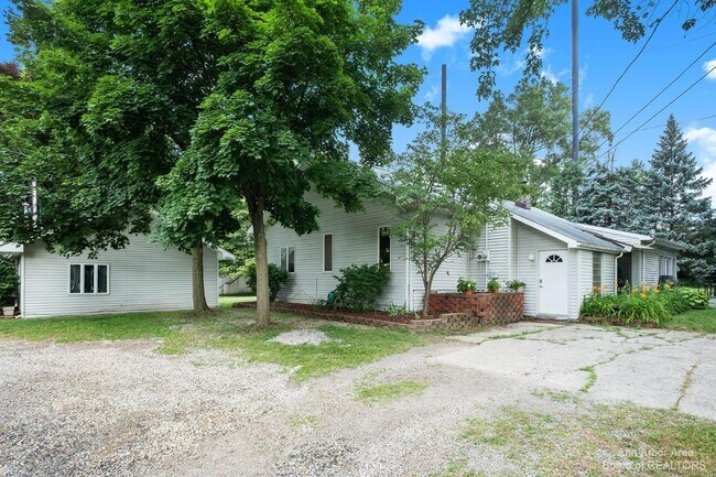 Building Photo - 89 Golfview Ln