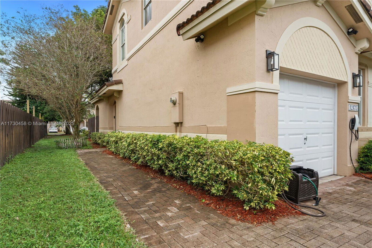Foto principal - 12475 SW 124th St