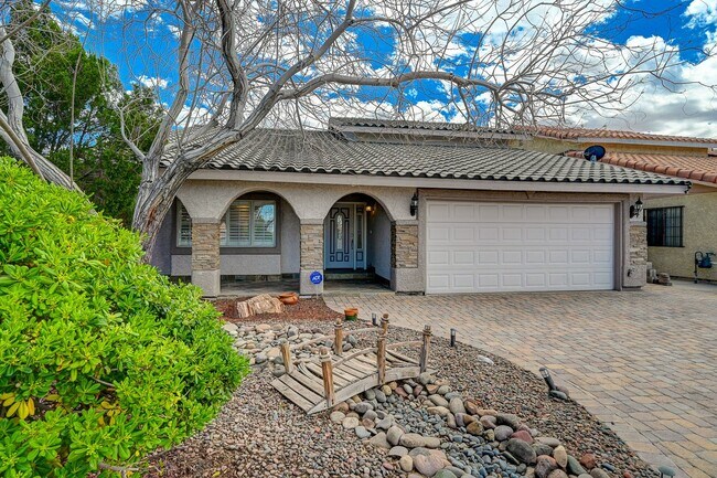 Foto del edificio - Charming 4 bedroom 3 bath fully furnished pool home in the heart of spring valley!