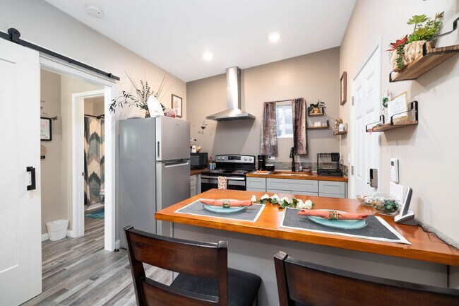Building Photo - Furnished Granny Flat with Yard!! Small Do...