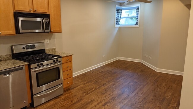 Living Room - 1140 W Morse Ave