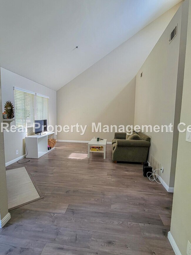 Building Photo - AVAILABLE MARCH - 2 Bedroom / 1 Bathroom S...
