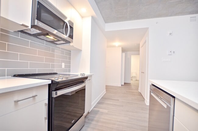 Building Photo - 1431 Av. de la Gare