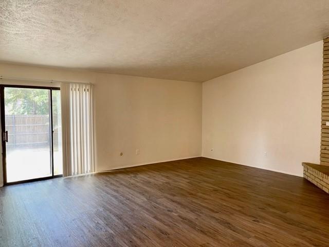 Foto del edificio - 4020 Blue Flag Ln