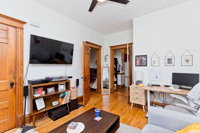 Foto del edificio - 2139 N Oakley Ave