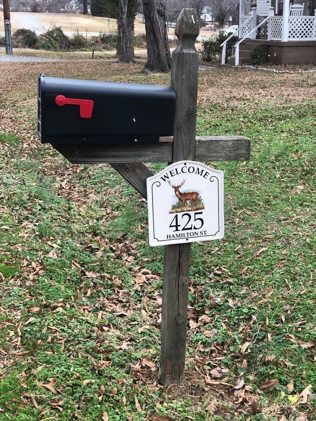 Building Photo - Two bedroom, 1 bath house in Burlington