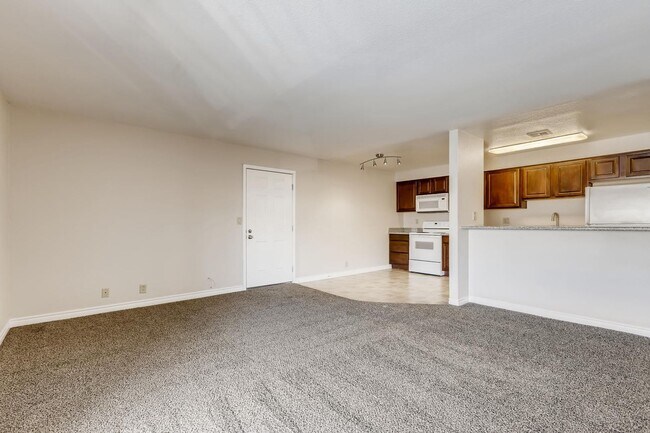 Foto del edificio - Very SPACIOUS 2nd Story 2 Bedroom Condo near the Strip!
